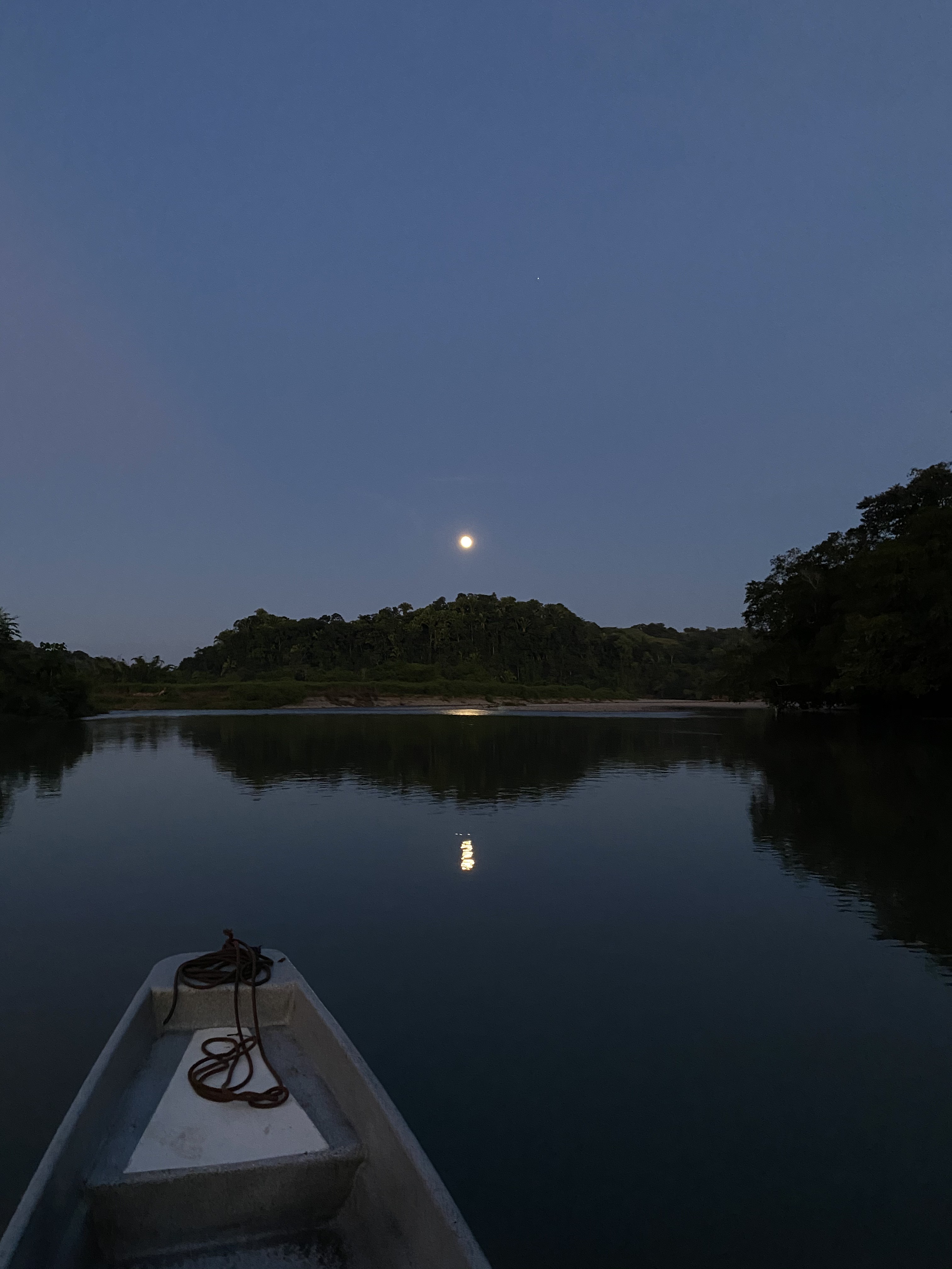 Luna sobre el río